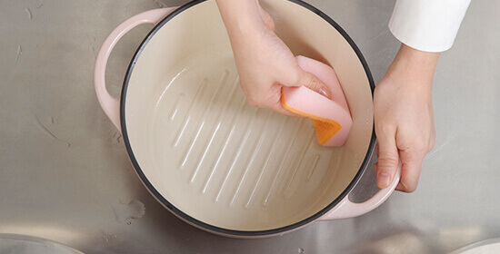 調理後の鍋を洗う